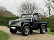 ランドローバー ディフェンダー 90 SOFTTOP 2.4Tdci SVX 60周年記念 特別限定車 専用レカロシート 専用AW 2人乗り Nox/Pm適合 Heavy Dutyフレーム クリアレンズ  前後マッドフラップ SVXランナー 背面タイヤ 並行輸入車 右ハンドル 記録簿付の中古車