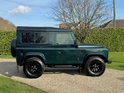 ランドローバー ディフェンダー 90SW 2.2Tdci XS 半革 SawtoothブラックAW 4人乗り Nox/Pm適合 3ナンバー アルカンターラルーフライニング クリアレンズ 前後マッドフラップ XSサイドランナー 背面タイヤ 並行輸入車 右ハンドル 記録簿付の中古車