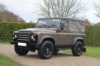 ランドローバー ディフェンダー 90HT 2.2Tdci X-TECH ナラブロンズ リミテッドエディション 半革 純正ブラックSawtoothホイール 特別限定車 2人乗り Nox/Pm適合 前後マッドフラップ サイドランナー リアNASステップ NASランプ 背面タイヤ 並行輸入車 右ハンドル 記録簿付の中古車