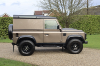 ランドローバー ディフェンダー 90HT 2.2Tdci X-TECH ナラブロンズ リミテッドエディション 半革 純正ブラックSawtoothホイール 特別限定車 2人乗り Nox/Pm適合 前後マッドフラップ サイドランナー リアNASステップ NASランプ 背面タイヤ 並行輸入車 右ハンドル 記録簿付の中古車