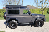 ランドローバー ディフェンダー 90SW 2.2Tdci XS 本革 SR SawtoothブラックAW 4人乗り Nox/Pm適合 3ナンバー ブラックパック  Aガード アンダーガード EXPEDITIONルーフラック ブラックチェッカープレート  アルカンターラルーフライニング クリアレンズ SVXサイドランナー 前後マッドフラップ 背面タイヤ  並行輸入車 右ハンドル 記録簿付の中古車