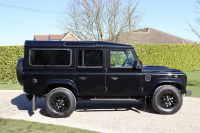 ランドローバー ディフェンダー 110SW 2.2Tdci XS 半革 SawtoothブラックAW 7人乗り Nox/Pm適合 3ナンバー アルカンターラルーフライニング フルカーペット施工 クリアレンズ 前後マッドフラップ XSサイドランナー 背面タイヤ 並行輸入車 右ハンドル 記録簿付の中古車