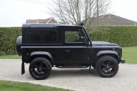 ランドローバー ディフェンダー 90SW 2.2Tdci XS 本革 社外AW 4人乗り URBAN TRUCK Nox/Pm適合 3ナンバー 社外Fグリル LEDバンパー LEDNASレンズ  クリアマーカー 社外エアベント 前後マッドフラップ サイドランナー 背面タイヤ 並行輸入車 右ハンドル 記録簿付の中古車
