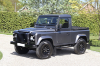 ランドローバー ディフェンダー 90 PICKUP 2.2Tdci Sawtoothブラックホイール 2人乗り Nox/Pm適合 クリアレンズ トノカバー 前後マッドフラップ XSサイドランナー 並行輸入車 右ハンドル 記録簿付の中古車