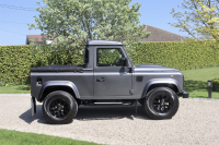 ランドローバー ディフェンダー 90 PICKUP 2.2Tdci Sawtoothブラックホイール 2人乗り Nox/Pm適合 クリアレンズ トノカバー 前後マッドフラップ XSサイドランナー 並行輸入車 右ハンドル 記録簿付の中古車