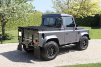 ランドローバー ディフェンダー 90 PICKUP 2.2Tdci Sawtoothブラックホイール 2人乗り Nox/Pm適合 クリアレンズ トノカバー 前後マッドフラップ XSサイドランナー 並行輸入車 右ハンドル 記録簿付の中古車