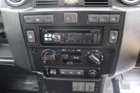 ランドローバー ディフェンダー 110DCPU 2.2Tdci Sawtoothブラックホイール 5人乗り Nox/Pm適合 クリアレンズ シルチェッカープレート 前後マッドフラップ SVXサイドランナー 背面タイヤ 並行輸入車 右ハンドル 記録簿付の中古車