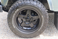 ランドローバー ディフェンダー 90SW 2.2Tdci XS 半革 TWISTED18AW 4人乗り Nox/Pm適合 3ナンバー BFGタイヤ 社外グリル ブラックアンダーガード LEDヘッドライト LEDレンズ LEDバンパー エボニーヘッドライナー  前後マッドフラップ サイドランナー 背面タイヤ 並行輸入車 右ハンドル 記録簿付の中古車