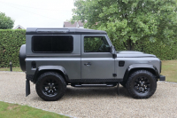ランドローバー ディフェンダー 90SW 2.2Tdci XS 本革張替 SawtoothブラックAW 4人乗り 後期最終PUMAモデル Nox/Pm適合 3ナンバー ブラックルーフ LEDヘッドライト LEDレンズ アルカンターラルーフライニング 前後マッドフラップ XSサイドランナー 背面タイヤ 並行輸入車 右ハンドル 記録簿付の中古車