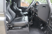 ランドローバー ディフェンダー 90SW 2.2Tdci XS 本革張替 SawtoothブラックAW 4人乗り 後期最終PUMAモデル Nox/Pm適合 3ナンバー ブラックルーフ LEDヘッドライト LEDレンズ アルカンターラルーフライニング 前後マッドフラップ XSサイドランナー 背面タイヤ 並行輸入車 右ハンドル 記録簿付の中古車