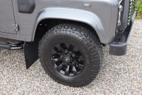 ランドローバー ディフェンダー 990SW 2.2Tdci XS 半革 Sawtoothブラックホイール 4人乗り ブラックデザインパック AT換装済 Nox/Pm適合 3ナンバー LEDヘッドライト クリアレンズ  ルーフラック 前後マッドフラップ サイドランナー 背面タイヤ 並行輸入車 右ハンドル 記録簿付の中古車