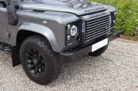 ランドローバー ディフェンダー 990SW 2.2Tdci XS 半革 Sawtoothブラックホイール 4人乗り ブラックデザインパック AT換装済 Nox/Pm適合 3ナンバー LEDヘッドライト クリアレンズ  ルーフラック 前後マッドフラップ サイドランナー 背面タイヤ 並行輸入車 右ハンドル 記録簿付の中古車