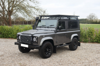ランドローバー ディフェンダー 990SW 2.2Tdci XS 半革 Sawtoothブラックホイール 4人乗り ブラックデザインパック AT換装済 Nox/Pm適合 3ナンバー LEDヘッドライト クリアレンズ  ルーフラック 前後マッドフラップ サイドランナー 背面タイヤ 並行輸入車 右ハンドル 記録簿付の中古車