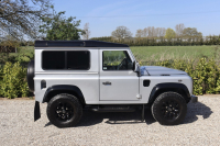 ランドローバー ディフェンダー 90SW 2.4Tdci XS 半革 SawtoothブラックAW  社外ブラックFグリル＆ヘッドライトサラウンド  LEDヘッドライト LEDレンズKIT フロントアンダーガード 前後マッドフラップ サイドランナー 背面タイヤ 2オーナー 並行輸入車 右ハンドル 記録簿付の中古車