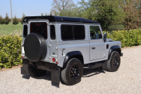 ランドローバー ディフェンダー 90SW 2.4Tdci XS 半革 SawtoothブラックAW  社外ブラックFグリル＆ヘッドライトサラウンド  LEDヘッドライト LEDレンズKIT フロントアンダーガード 前後マッドフラップ サイドランナー 背面タイヤ 2オーナー 並行輸入車 右ハンドル 記録簿付の中古車