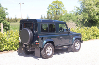 ランドローバー ディフェンダー 90SW 2.2Tdci XS 半革 純正ディアルフィニッシュAW 4人乗り 後期最終PUMAモデル AT換装済 NOX/PM適合 3ナンバー クリアレンズ   フルカーペット施工 前後マッドフラップ XSサイドランナー 背面タイヤ 並行輸入車 右ハンドル 記録簿付の中古車