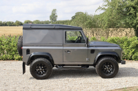 ランドローバー ディフェンダー 90HT 2.2Tdci XS 半革 純正SawtoothブラックAW 2人乗り Nox/Pm適合 3ナンバー ブラックパック  XSサイドランナー 背面タイヤ 並行輸入車 右ハンドル  記録簿付の中古車