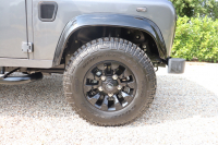 ランドローバー ディフェンダー 90HT 2.2Tdci XS 半革 純正SawtoothブラックAW 2人乗り Nox/Pm適合 3ナンバー ブラックパック  XSサイドランナー 背面タイヤ 並行輸入車 右ハンドル  記録簿付の中古車
