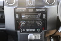 ランドローバー ディフェンダー 90HT 2.2Tdci XS 半革 純正SawtoothブラックAW 2人乗り Nox/Pm適合 3ナンバー ブラックパック  XSサイドランナー 背面タイヤ 並行輸入車 右ハンドル  記録簿付の中古車