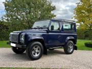 ランドローバー ディフェンダー 90SW 2.2Tdci 半革 デュアルフィニッシュAW 4人乗り Nox/Pm適合 3ナンバー 稀少カラー クリアマーカー キーレスエントリー サイドランナー 前後マッドフラップ 背面タイヤ 並行輸入車 右ハンドル 記録簿付の中古車