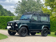 ランドローバー ディフェンダー 90SW 2.2Tdci XS 半革 純正ブラックboostホイール  4人乗り Nox/Pm適合 3ナンバー Aガード ルーフラック XSサイドランナー 前後マッドフラップ 背面タイヤ 並行輸入車 右ハンドル 記録簿付の中古車