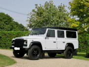 ランドローバー ディフェンダー 110SW 2.2Tdci ランドマークED 本革 限定AW 特別限定車 7人乗り Nox/Pm適合 3ナンバー プレミアムレザーシート ブラックパック クリアレンズ XSサイドランナー 前後マッドフラップ 背面タイヤ 並行輸入車 右ハンドル 記録簿付の中古車
